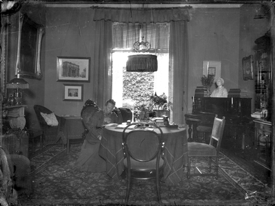 824364 Interieur van het huis van rijks- en gemeentearchivaris mr. S. Muller Fzn. te Utrecht: woonkamer.N.B. Muller ...